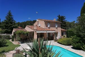 PERFECT HOUSE WITH POOL WALKING DISTANCE FROM THE VILLAGE OF LORGUES